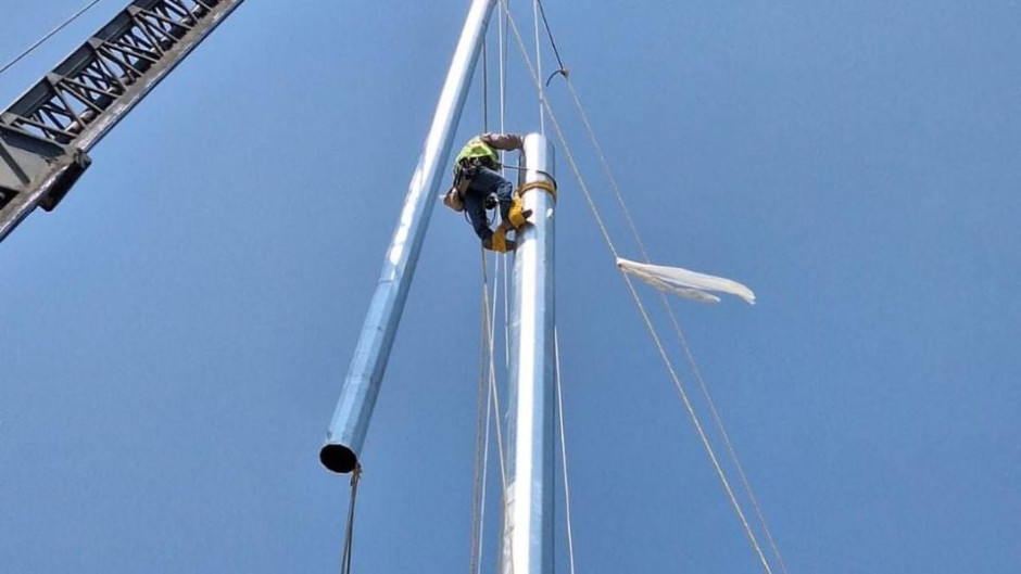 Instala Gobierno Municipal megapostes para iluminar Carretera Nacional y Ribereña