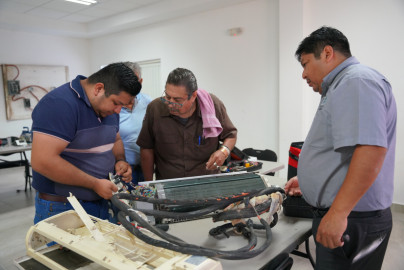 Ciudadanos aprenden nuevas habilidades en talleres de oficio