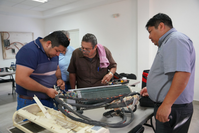 Ciudadanos aprenden nuevas habilidades en talleres de oficio