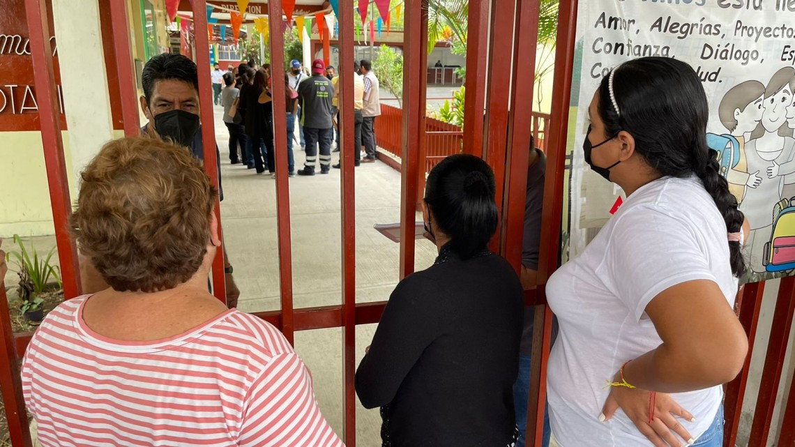 Evacuan a alumnos de primaria por ingreso de hombre armado 