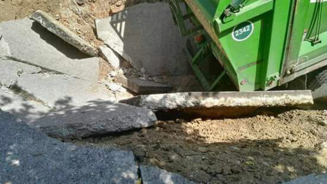 Camión recolector cae en socavón en la colonia Lázaro Cárdenas