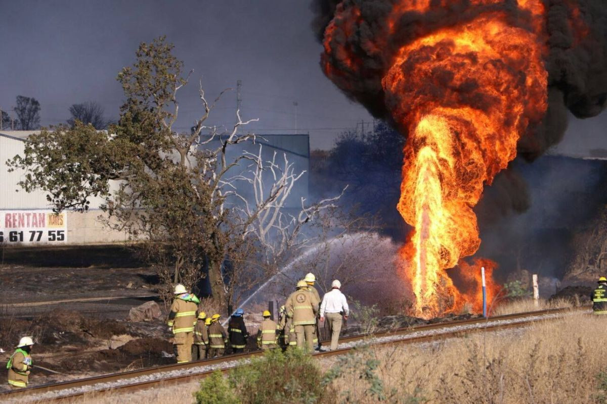 Ducto de Pemex en Jalisco registra fuga e incendio de combustible