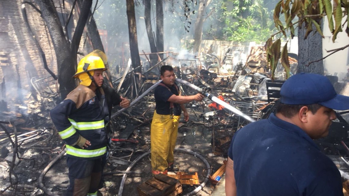 Se incendia bodega de fierro viejo en Madero