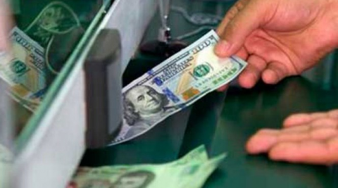 Dólar se vende en 17.47 pesos en casas de cambio 