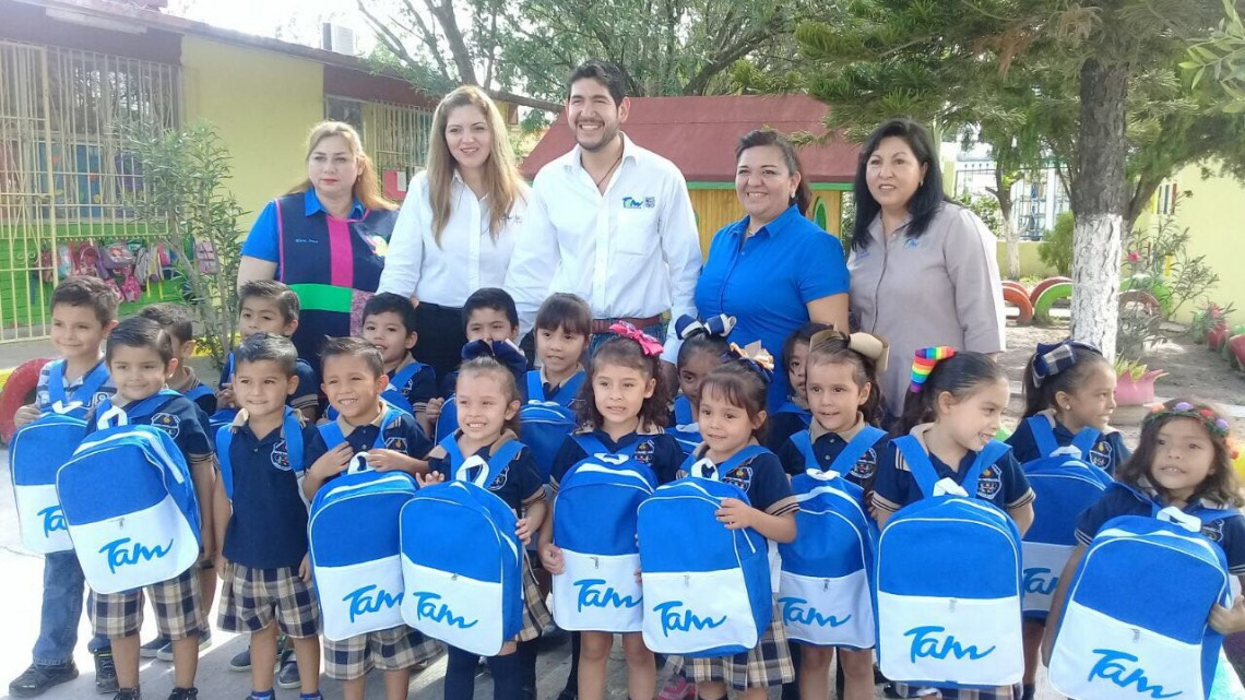 Héctor Escobar entrega mochilas y útiles escolares