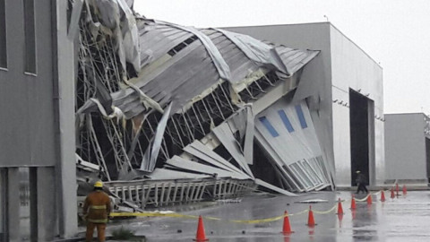 Hangar de aeropuerto de Monterrey colapsa por fuertes vientos