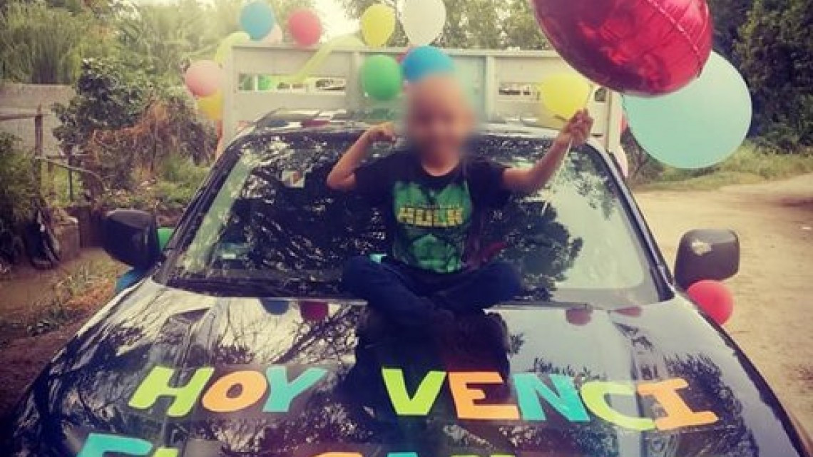 Niño de 6 años vence el cáncer y celebra su última quimioterapia