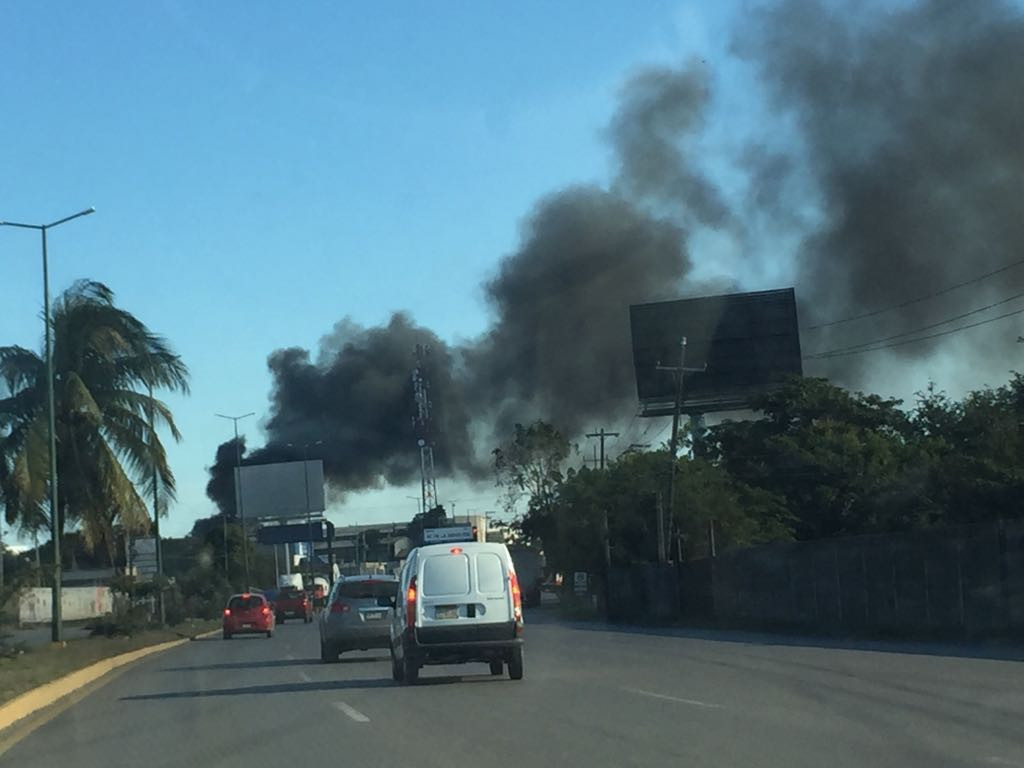 Quema de llantas amenaza con incendiar bodegas