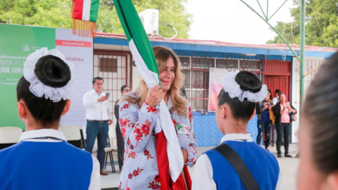 Abanderan Alcaldesa y SNTE a Escoltas Escolares