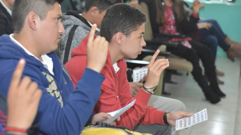 Imparten curso de lenguaje de señas en escuelas preparatorias