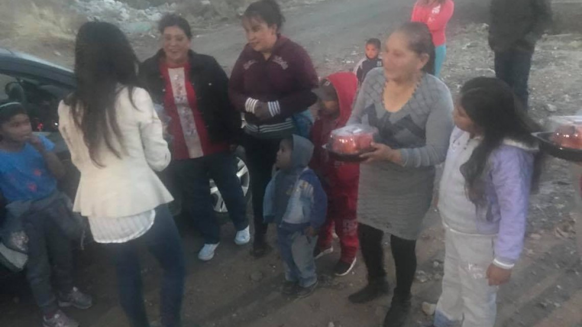 ¡Surge #LadyPollos! Diputada regala pollos rostizados etiquetados con su foto