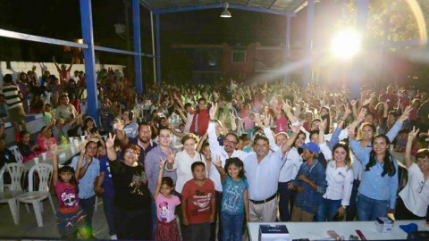 Llevan a colonias de Madero “Gira Navideña”