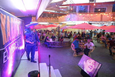 Se unen familias para presenciar la final del Karaoke El Mercadito 