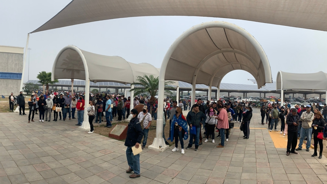 Continúan largas filas en oficina fiscal
