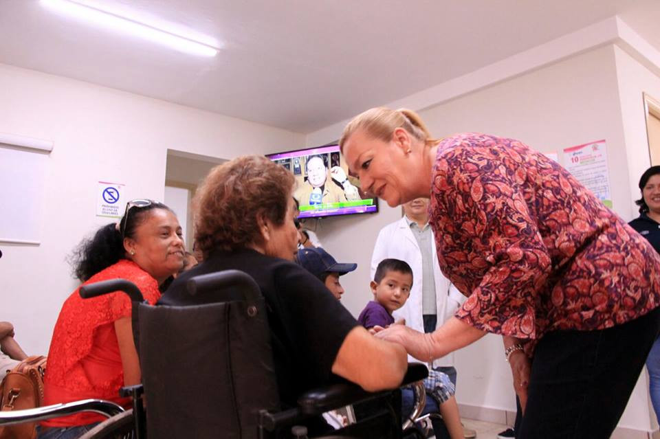 Alcaldesa visita pacientes operados en la Clínica DIF