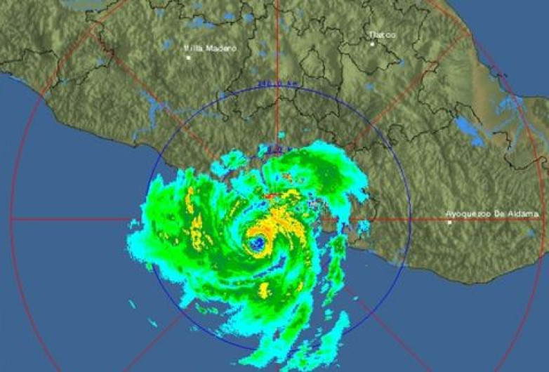 "Max" se convierte en huracán categoría 1 frente a costas de Guerrero