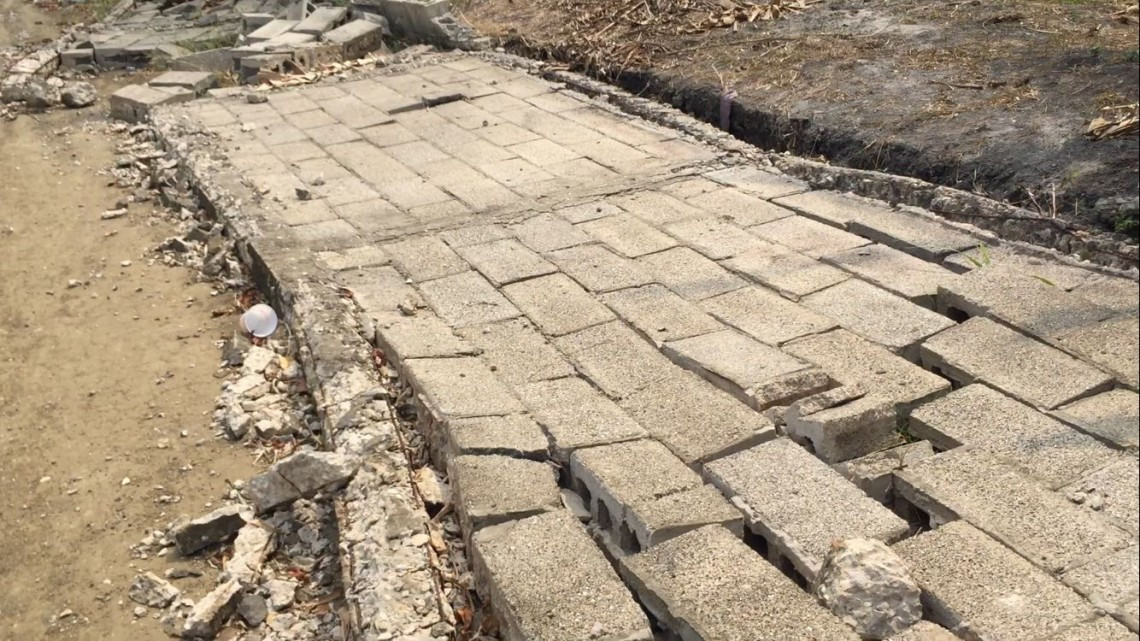 Barda sin cimientos en riesgo de caer sobre estudiantes