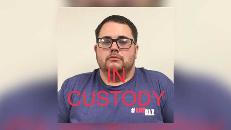 Joven roba un banco un día antes de su boda, ¡Para pagar el anillo de compromiso!