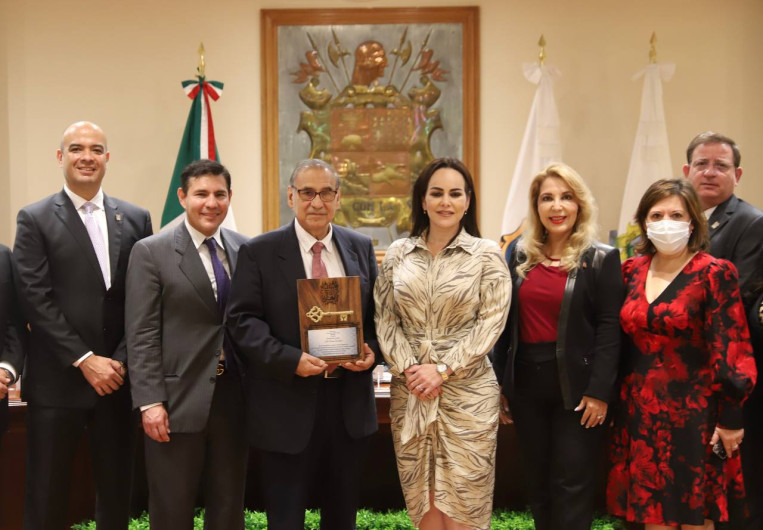 Entregan llaves de la ciudad al doctor Víctor Treviño por sus acciones en beneficio de la salud de los neolaredenses