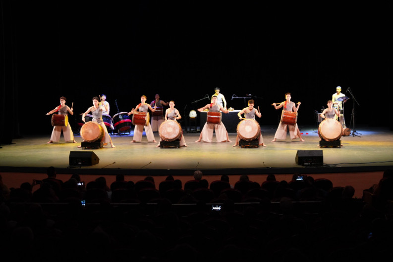 Ovaciona Nuevo Laredo al grupo Hands Percussion of Malaysia en el Festival Internacional