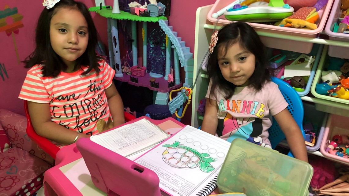 Estudiantes de educación básica en Nuevo Laredo asisten a sus clases través de teléfonos celulares y computadoras 