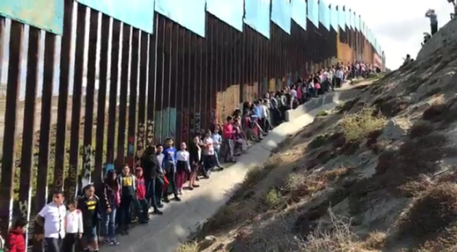 Cantan niños Cielito Lindo desde el muro fronterizo