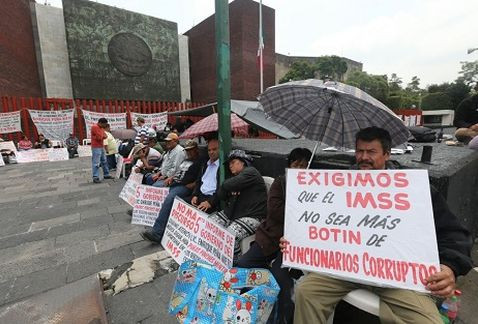 Se manifiestan agrupaciones contra el Gobierno