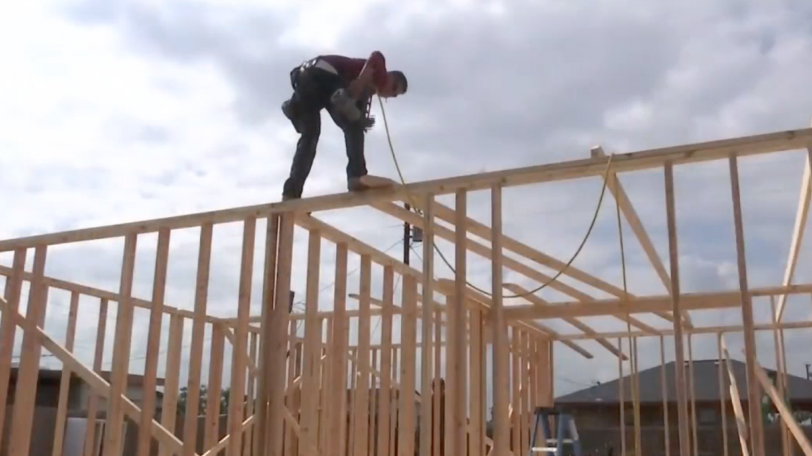 Logran reconstruir su hogar gracias al apoyo comunidad 