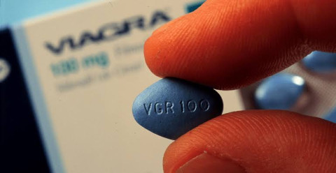 Jóvenes terminan graves en hospital tras reto con viagra