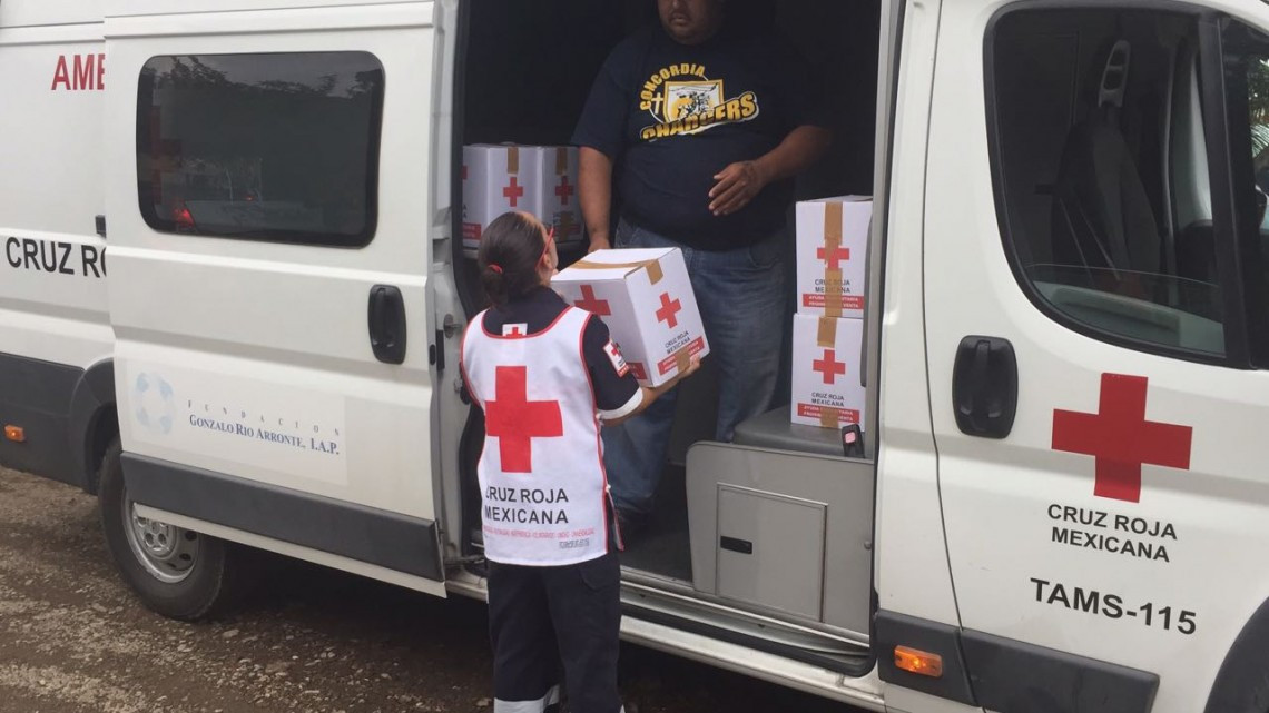 Reparte Cruz Roja despensa en zonas afectadas por inundaciones