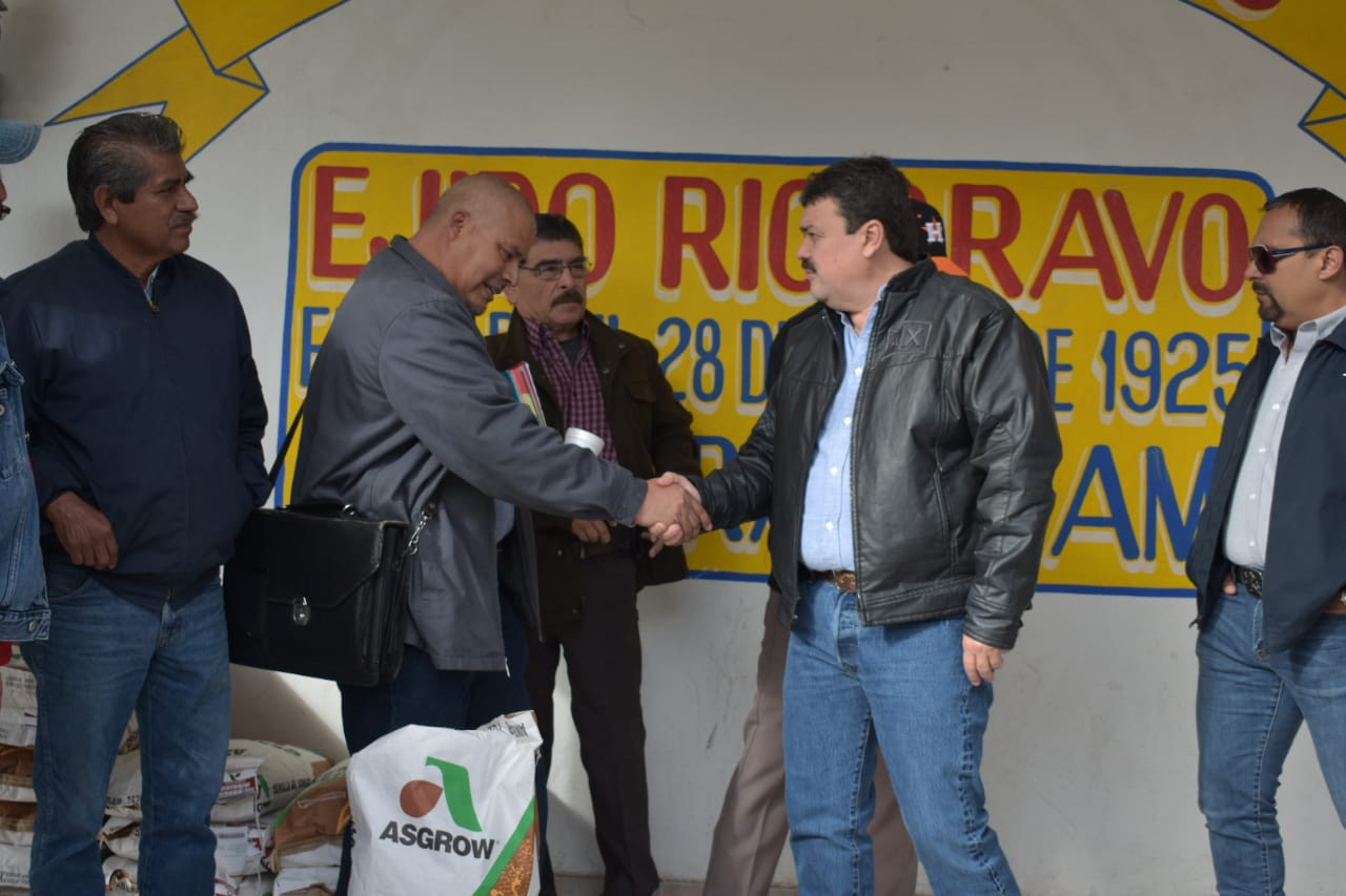 Reciben agricultores del Ejido Río Bravo semilla sin costo