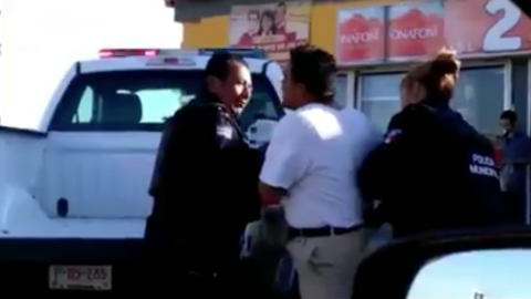 Por no querer redondear en Oxxo lo llevan arrestado 