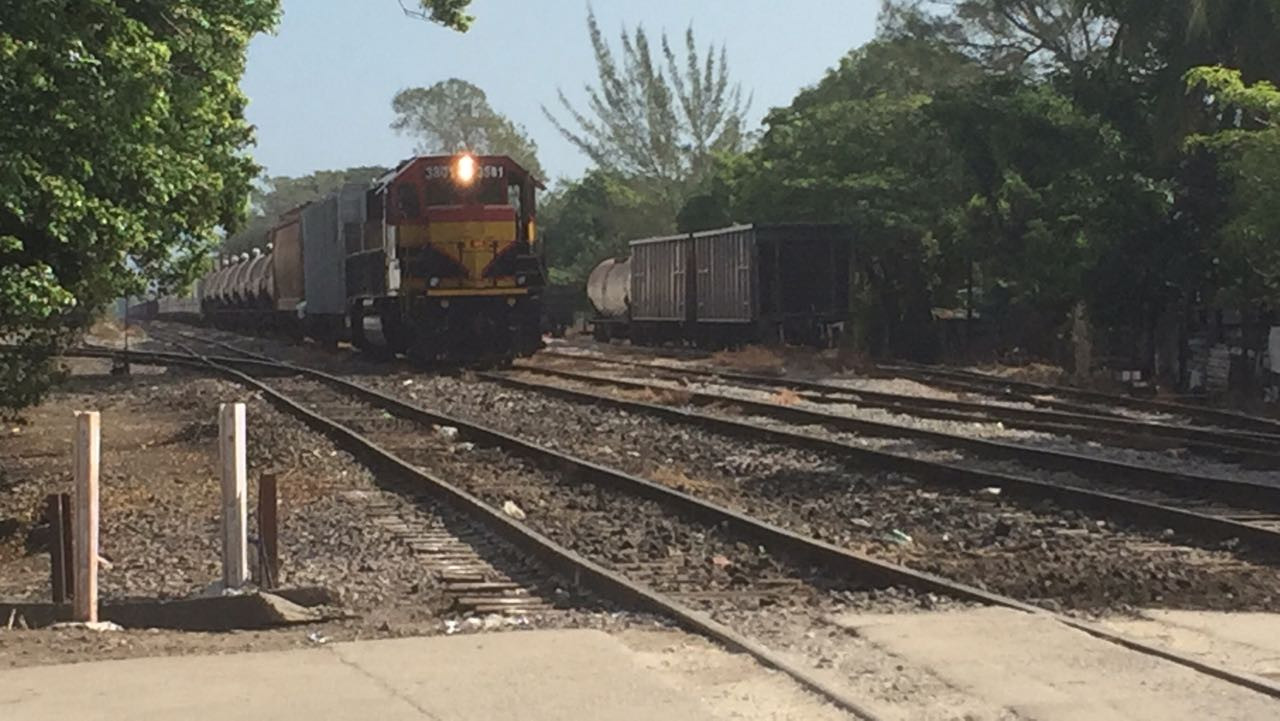 Ferrocarrileros piden respetar cruces de tren