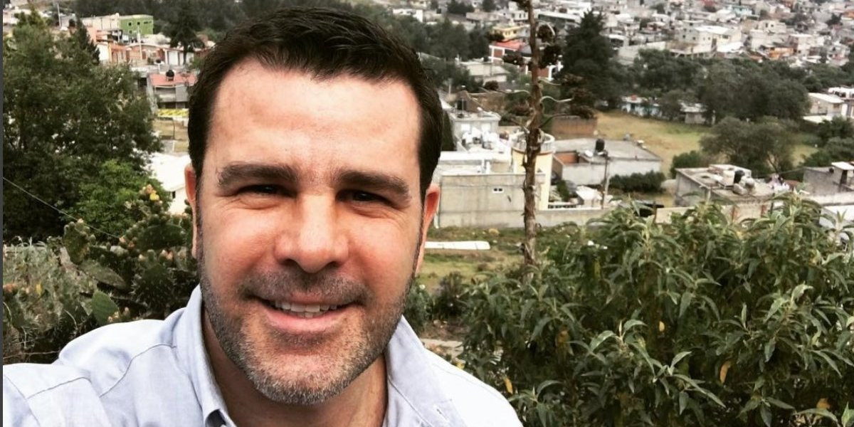 Eduardo Capetillo se registra como candidato del PRI en Ocoyac, Edomex 