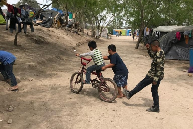 Voluntarios juntan fondos para patio de juegos en campamento de migrantes