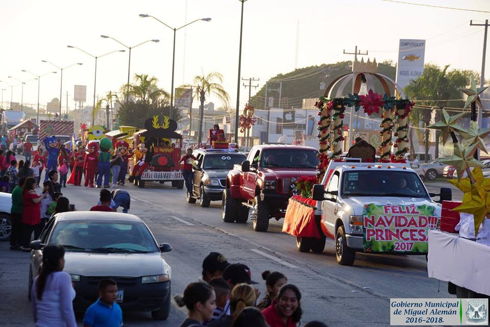 Un éxito el desfile navideño en Miguel Alemán 