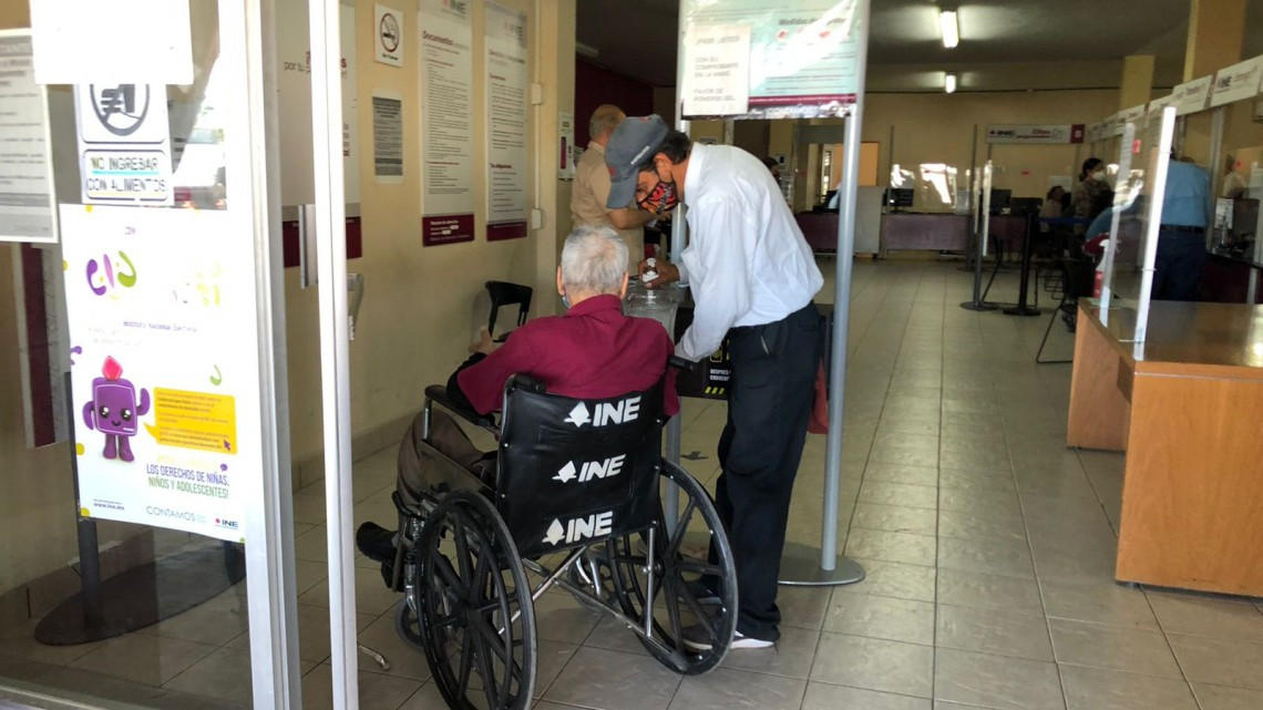 INE brinda atención prioritaria para personas de la tercera edad, con discapacidad física y mujeres embarazadas en Nuevo Laredo