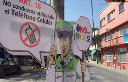 Colocan tránsitos de cartón para disminuir accidentes 