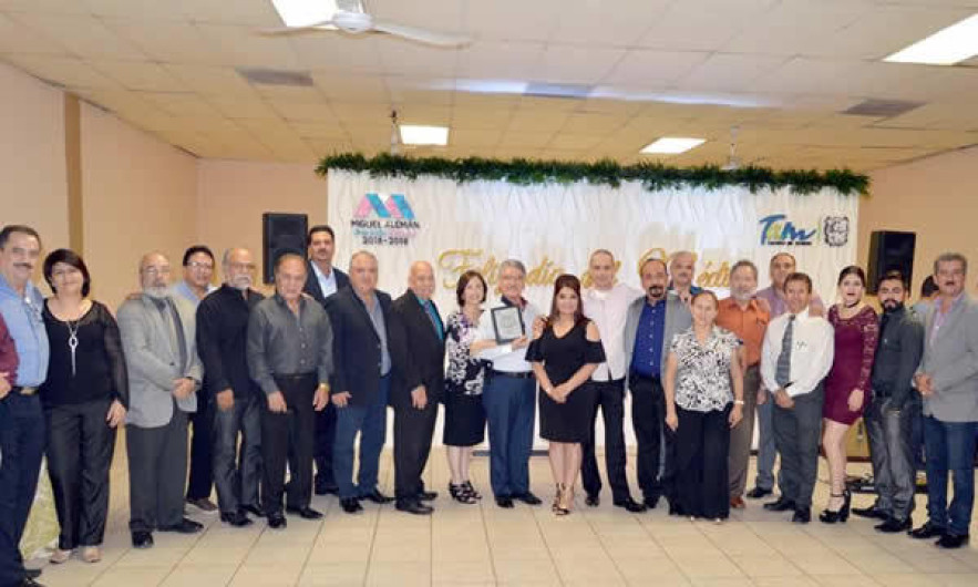 Entrega alcalde reconocimiento al Dr. Rolando Hugo