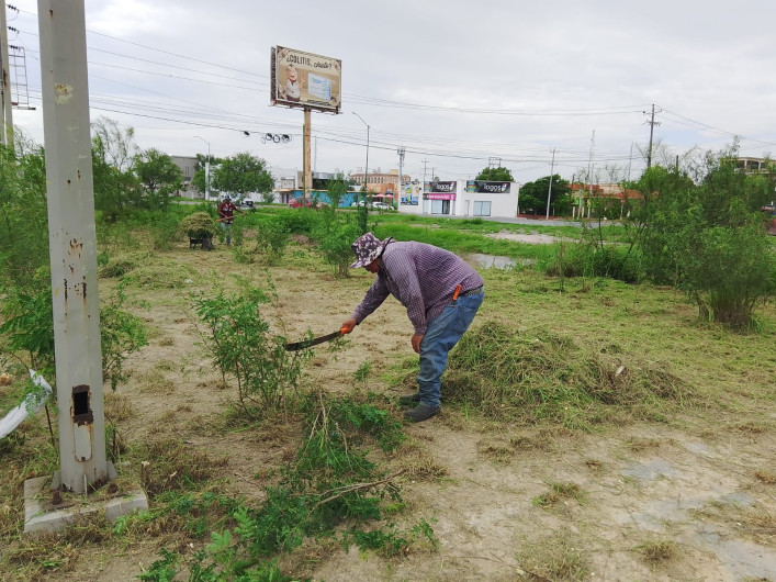 Cumple Servicios Públicos de Reynosa con saneamiento de canchas deportivas