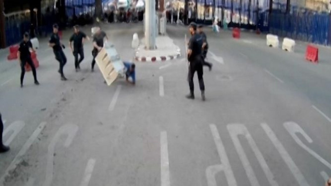 Detienen a hombre por amenazar con cuchillo a policías españoles