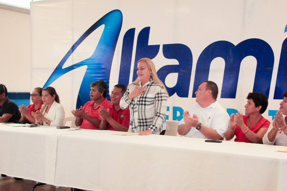 Entrega Alcaldesa becas a hijos de trabajadores sindicalizados