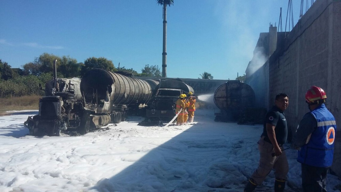 Fuego consume 4 pipas con excedente de diesel