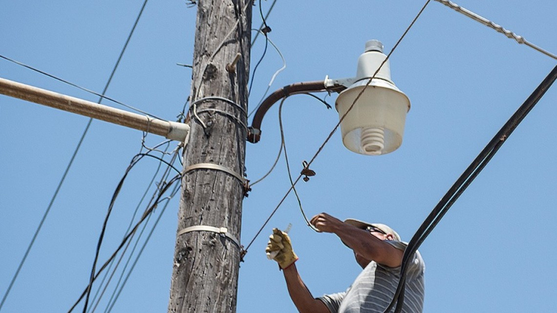 Rehabilitan alumbrado público en Valle Hermoso