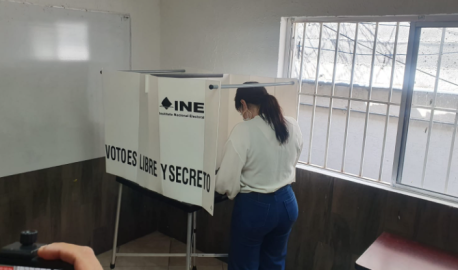 Carmen Lilia Canturosas acude a votar 