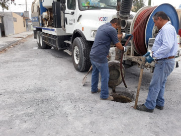 Intensifica COMAPA saneamiento en drenajes sanitarios En la Aquiles Serdán, Praderas Elite y Villa Esmeralda.