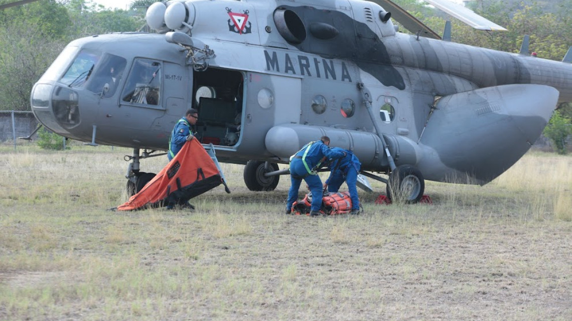 Inicia helicóptero de SEMAR combate a incendio en Cañón del Novillo