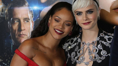 Rihanna con vestido rojo y un gran escote
