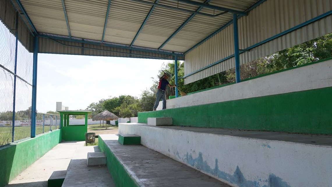Realizan mantenimiento en parque de béisbol