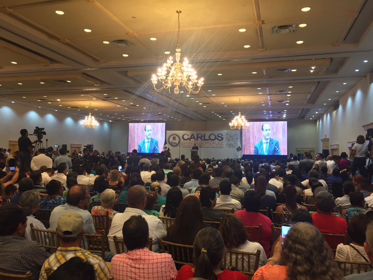 Carlos García rinde su primer informe legislativo 